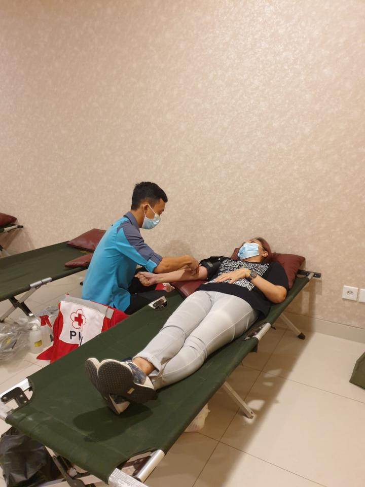 Gelar Aksi Donor Darah Sukarela, Riana Sari Arinal Apresiasi Hotel Golden Tulip Springhill